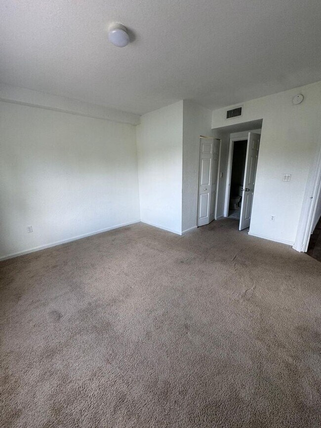 Building Photo - 1157 Golden Lakes Blvd