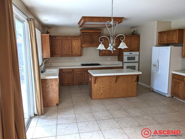 Building Photo - Incredible 5BD/3BA Home in Bakersfield's Desirable 93312 — Pool Service, Landscaping, Pest Contro...