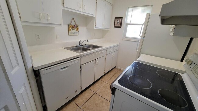 Building Photo - 826 Sky Lake Cir