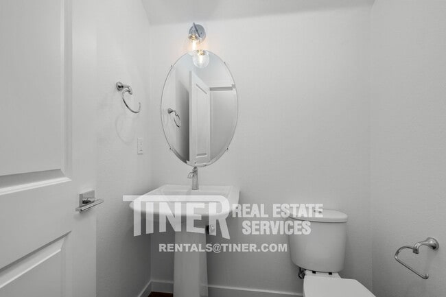 Building Photo - 220 Cinema St