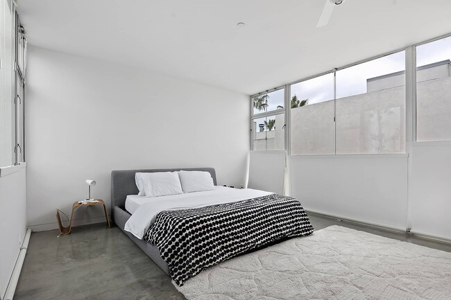 Building Photo - 1121 Abbot Kinney Blvd