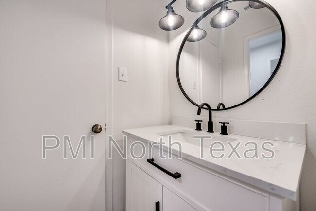 Building Photo - 8880 Woodstream Dr