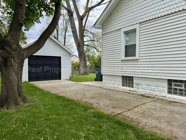Building Photo - 1330 E Chesterfield St