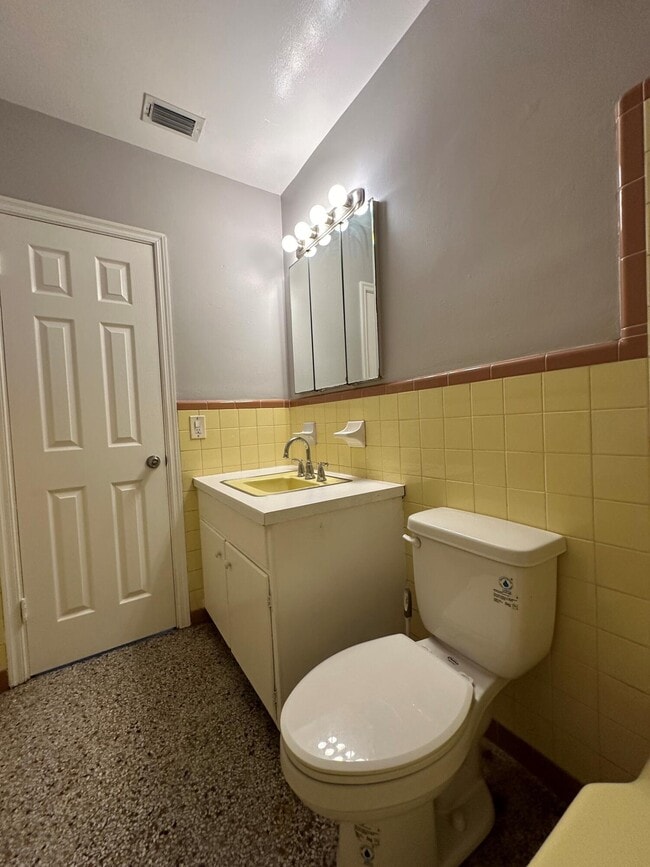 Building Photo - 415 49th St