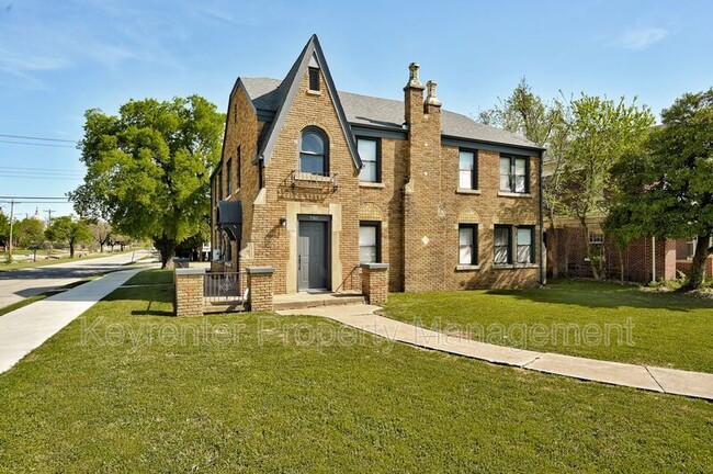 Building Photo - 701 NE 14th St