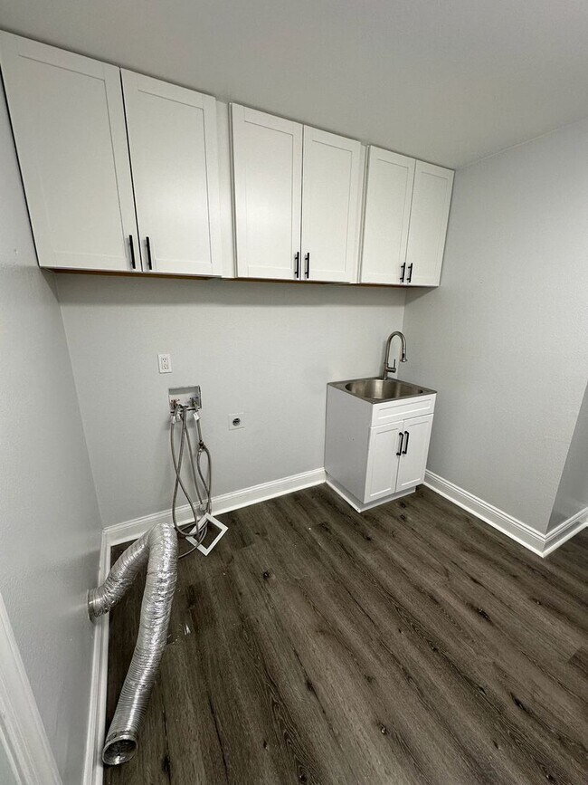 Building Photo - Spacious 4 Bedroom 3 Bath in Southoak