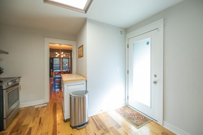 Building Photo - 2 bedroom 2 bath Madison cottage