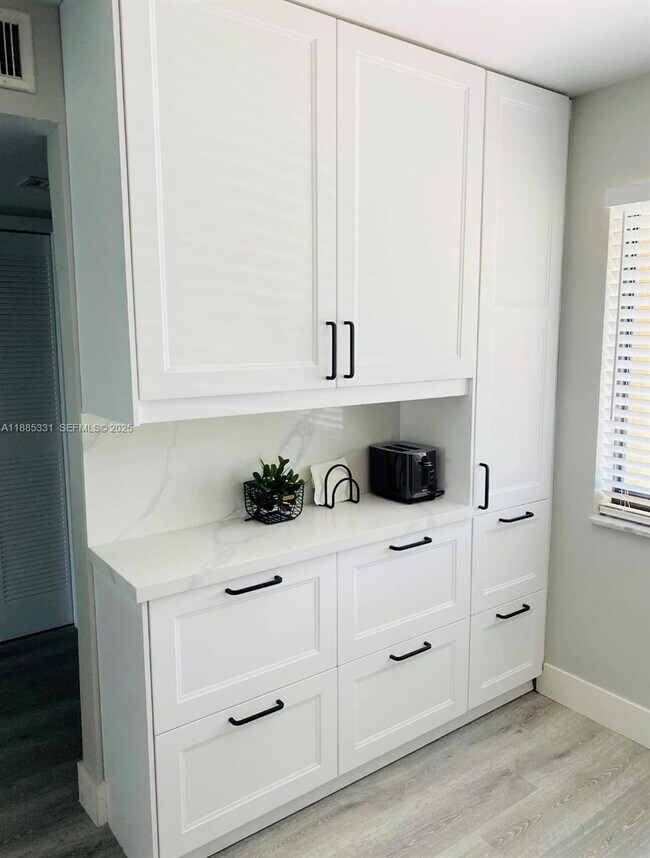 Building Photo - 432 Lakeview Dr