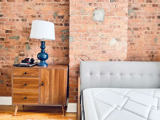 Building Photo - Bushwick Exposed brick, 23 mins to Manhatt...