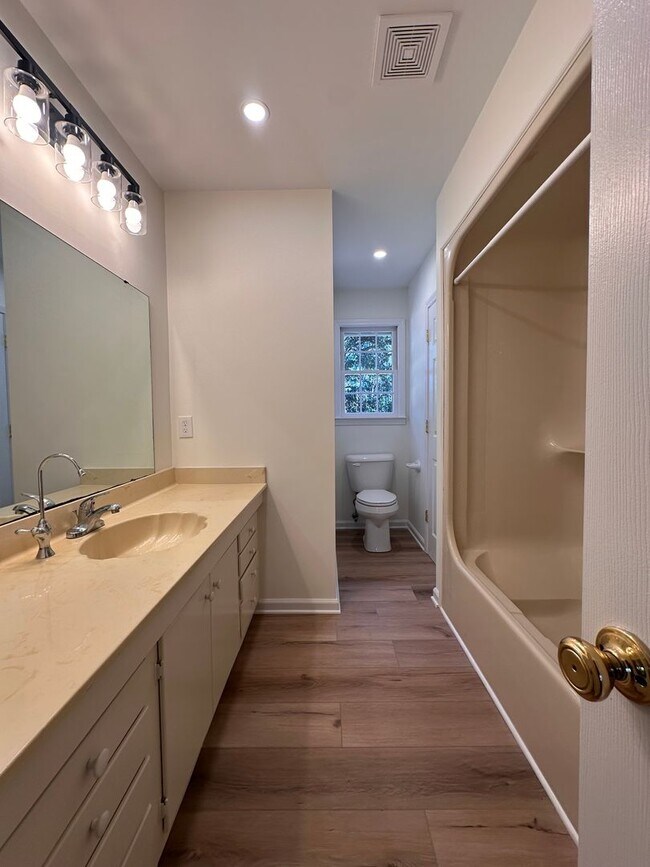 Building Photo - Home on High Tide