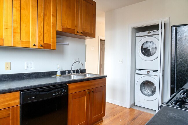 Building Photo - North Lincoln Square - 2 Bed / 1 Bath - In Unit Laundry