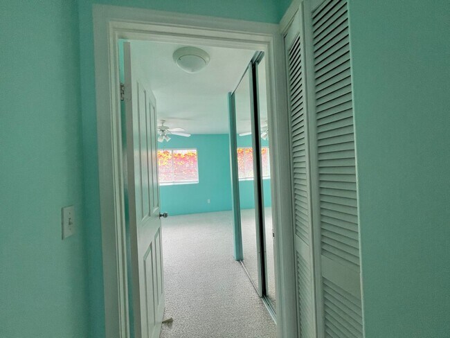 Building Photo - 2 Bedroom 2 bath unfurnished top floor condo