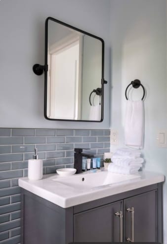 Building Photo - 735 E University Ave