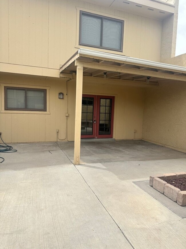 Building Photo - Stunning & Spacious 2 BR / 2.5 BA Townhome – Move-In Ready!