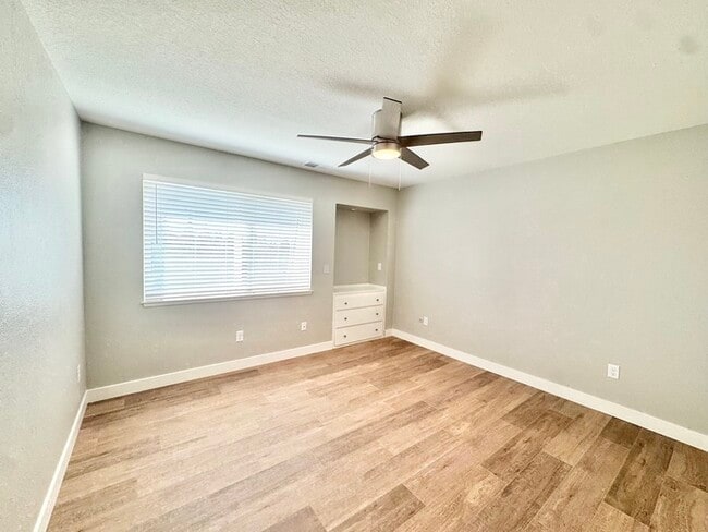 Building Photo - Beaitifully updated 2 bedroom 1.5 bathroom...