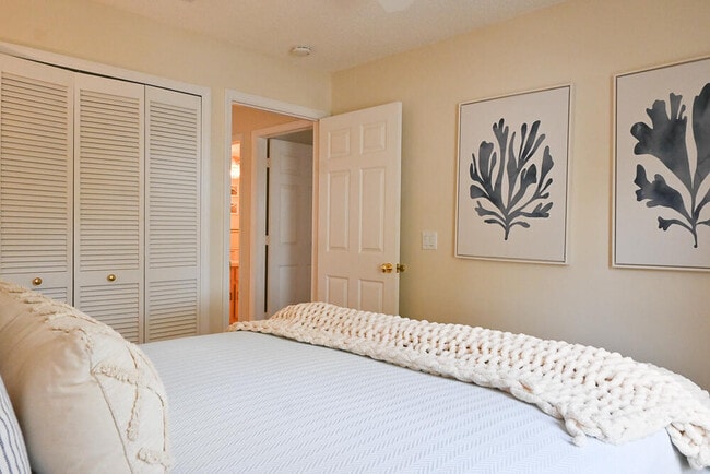 Building Photo - 12828 Meadowbreeze Dr