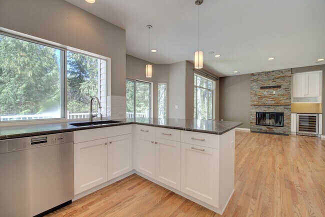 Building Photo - 4Bd/2.5Ba Sammamish Home