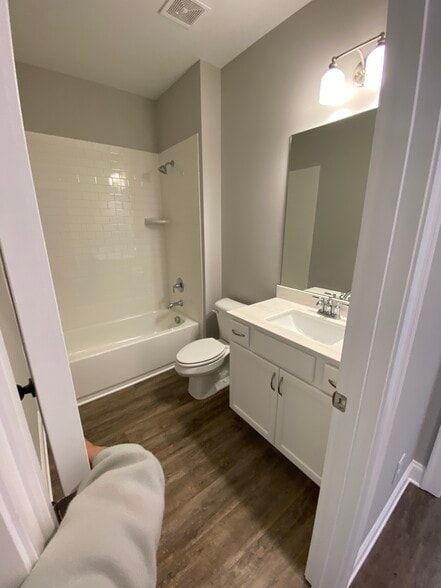 Shared bath - 325 Edgewater Dr