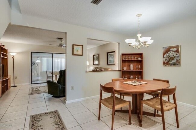 Building Photo - Beautiful Townhome Walking Distance to the...