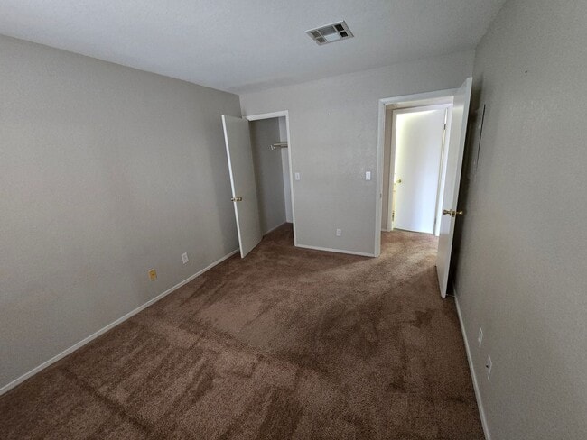 Building Photo - ***GREAT 1 BEDROOM/ 1 BATH CONDO ON SECOND...