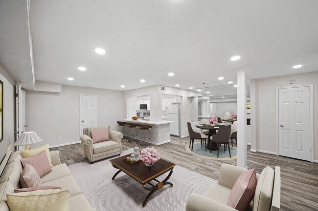 Building Photo - 357 N Post Oak Ln