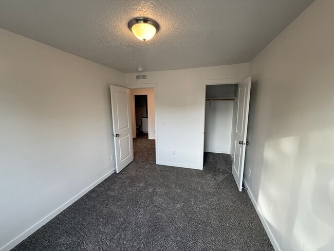 Building Photo - 5697 E Surfers Pt Ln