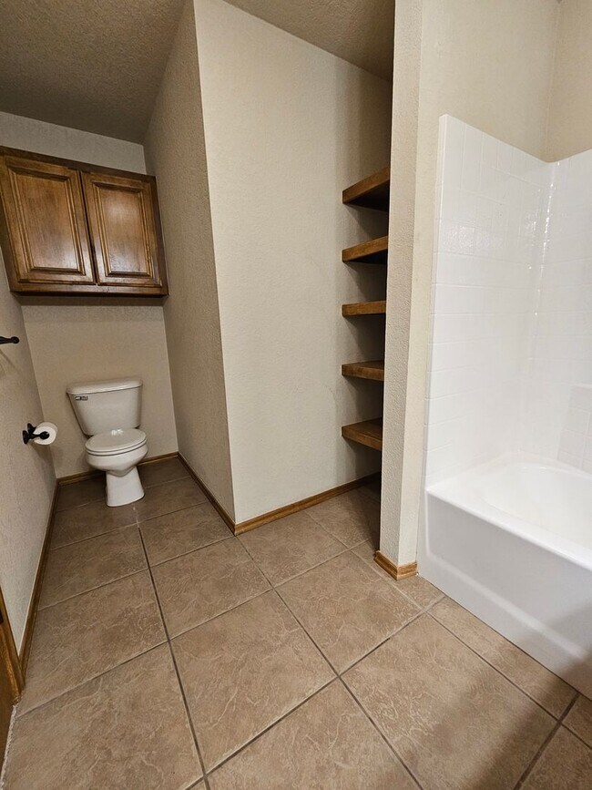 Building Photo - 3 (Bed)/(2) Bath + Office in Royal Oaks. N...