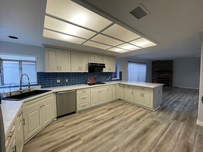 Building Photo - Newly Remodeled 3 bed 2.5 bath Long Beach ...