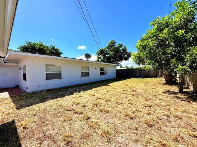Building Photo - 1455 NE Silver Maple Way