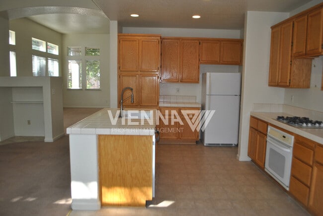 Building Photo - 7956 Robinson Dr