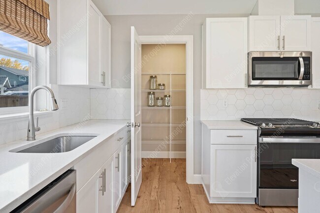 Building Photo - 3BR - 2BA Modern Living in a Quiet Cul-de-Sac