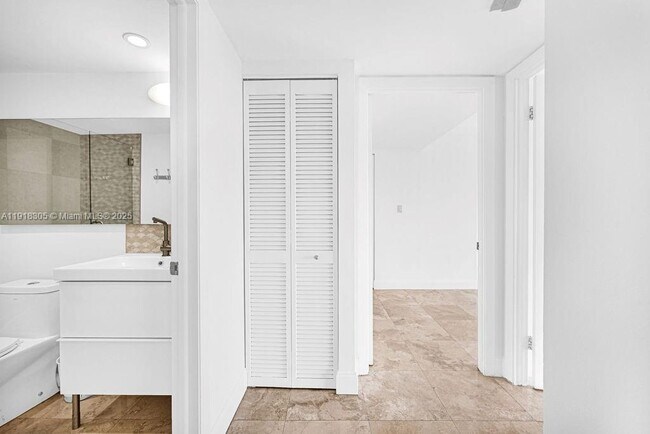 Building Photo - 1915 Brickell Ave