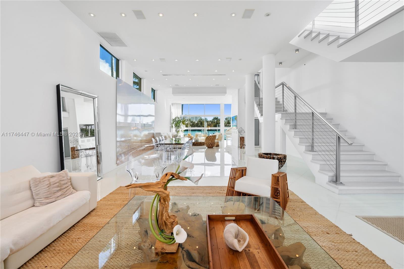 Building Photo - 1061 N Venetian Dr