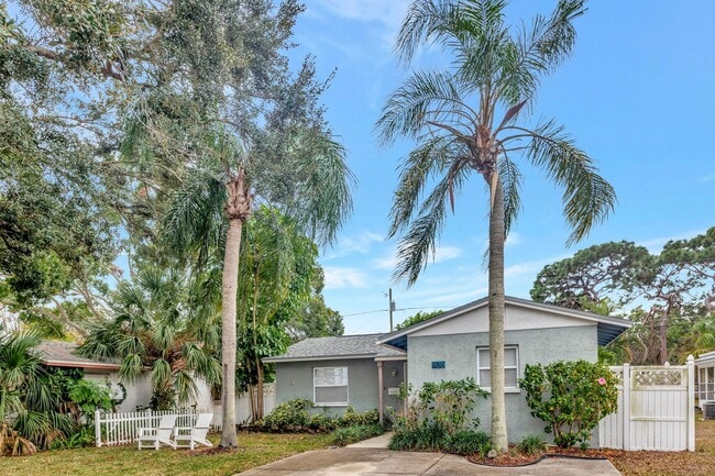 Building Photo - 3 BEDROOM 2 BATHROOM POOL HOME LOCATED IN ST. PETERSBURG