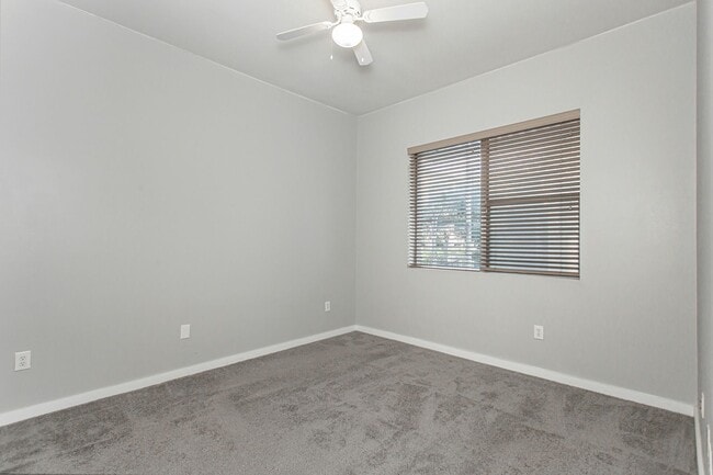 Building Photo - 1 Bedroom, 1 Bath Condo!