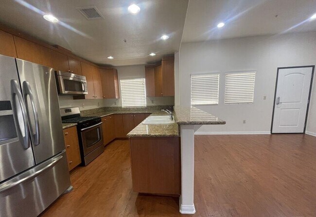 Building Photo - 15024 Magnolia Blvd