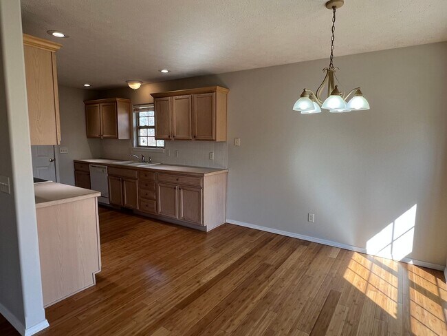 Building Photo - 3 Bed / 2 Bath in the Heart of Nixa