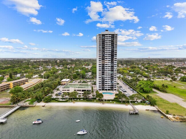 Building Photo - 5600 N Flagler Dr