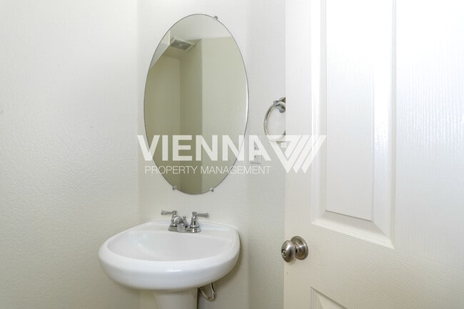 Building Photo - Beautiful Townhouse for Rent in Sacramento!