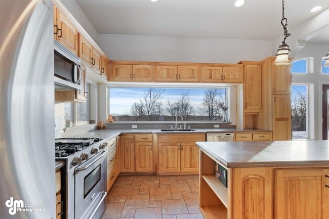 Building Photo - Gorgeous Palmer Home!