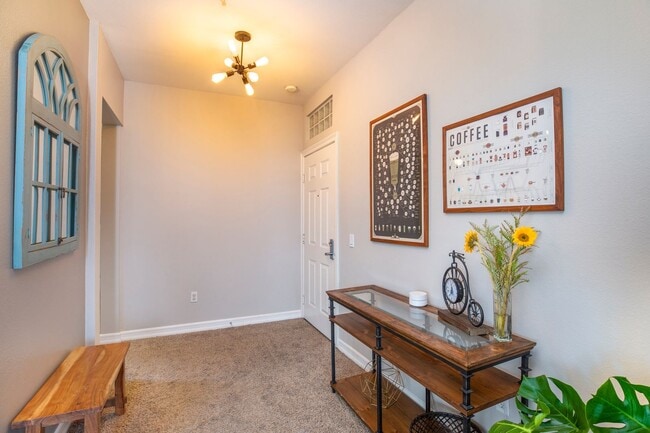 Building Photo - Beautifully Renovated 3Bed/2Bath Corner Un...