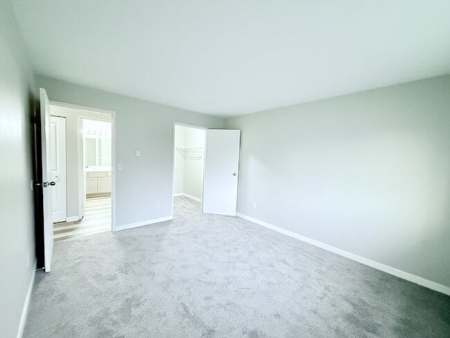 Building Photo - 2 Bedroom 1 Bathroom Lower