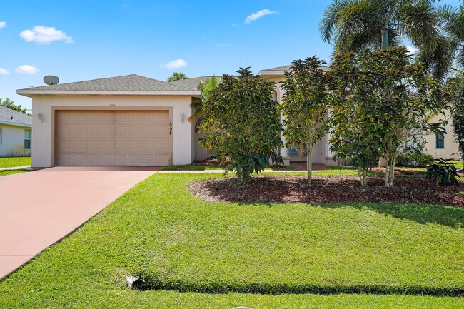 Building Photo - 1092 SW Majorca Ave