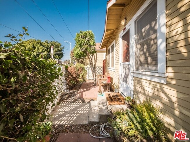 Building Photo - 608 7th Ave