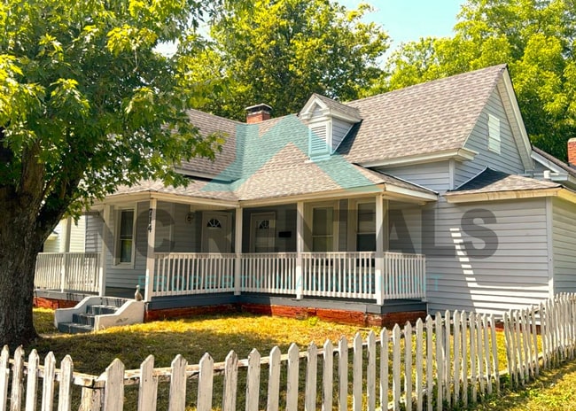 Primary Photo - 714 Dillard St