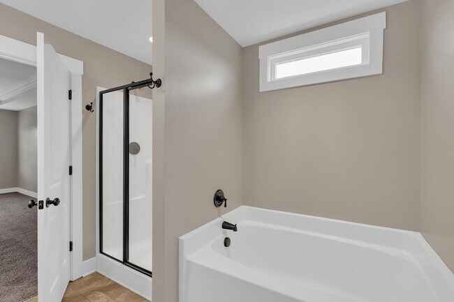 Building Photo - Large home in Swansboro School District