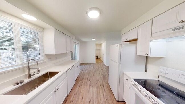 Building Photo - Amazing 2 Bedroom Single-level Duplex w/ A...