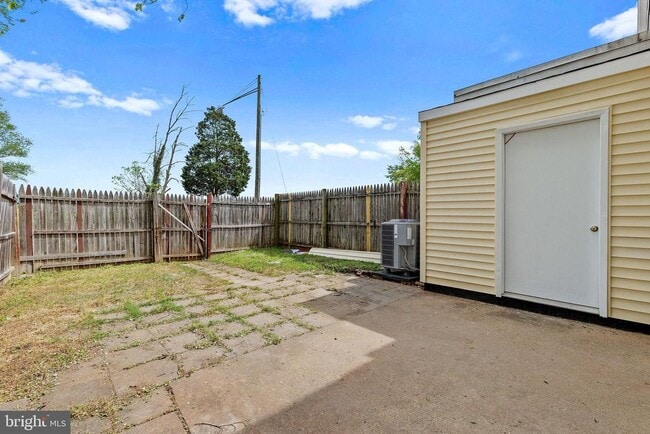 Building Photo - 8145 Community Dr