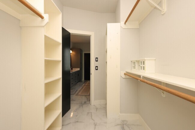 Building Photo - 9715 Riddlewood Ln