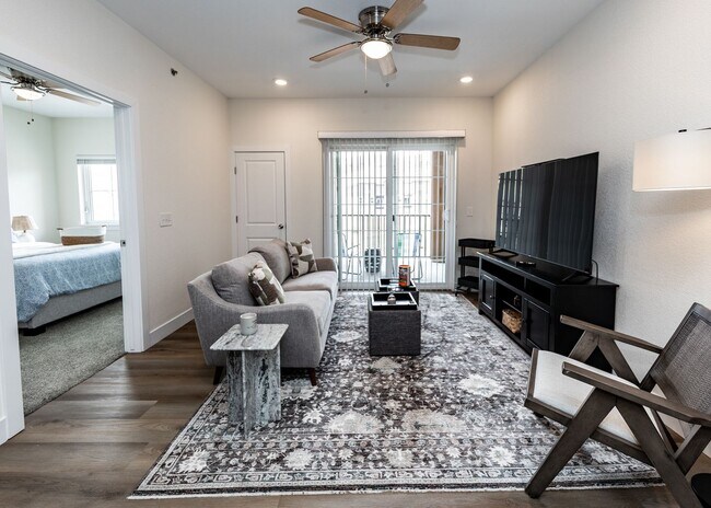 Building Photo - 1 bed, 1 bath Top Floor near Garden of the Gods